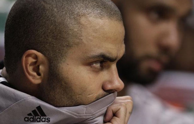 Le meneur de jeu des San Antonio Spurs, Tony Parker, le 18 février 2011, à Chicago. Le meneur de jeu des San Antonio Spurs, Tony Parker, le 18 février 2011, à Chicago.