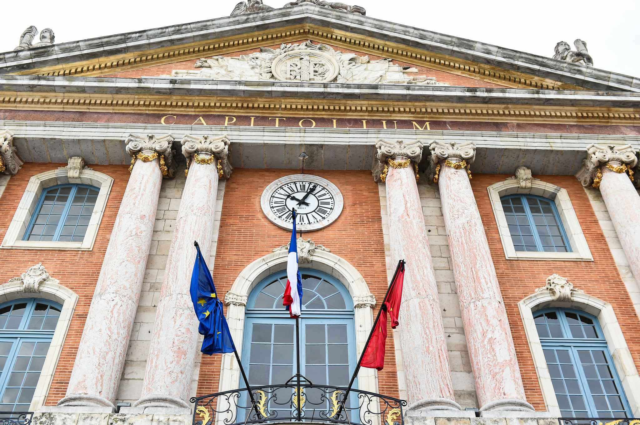 Toulouse: la façade du capitole illuminée en bleu blanc rouge