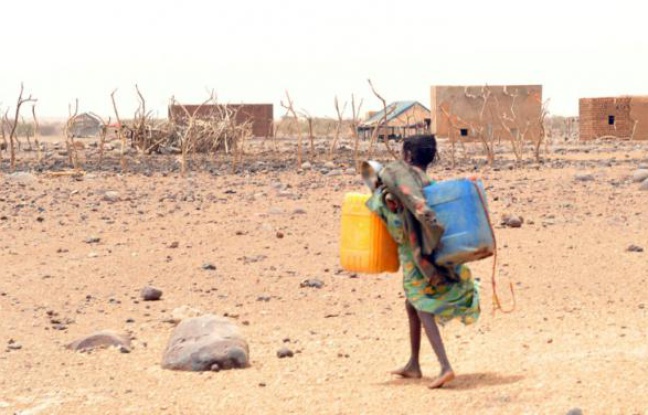 Une fillette transporte un bidon pour aller le remplir d'eau, à Katawane, en Mauritanie, le 4 mai 2012 Une fillette transporte un bidon pour aller le remplir d'eau, à Katawane, en Mauritanie, le 4 mai 2012