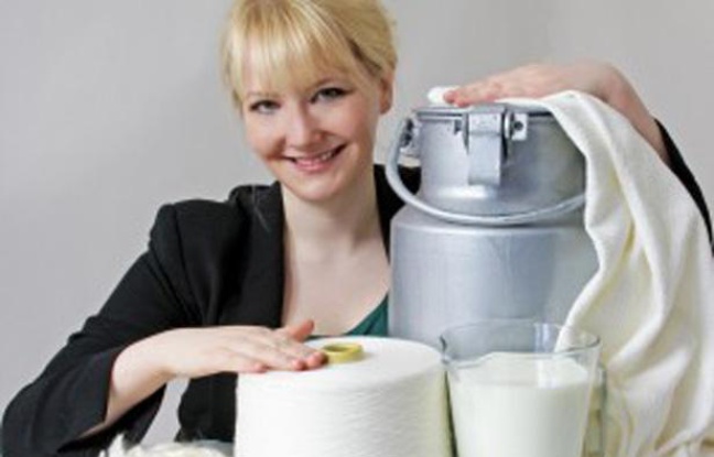 Anke Damske créé des vêtements à base de fibre de lait. Anke Damske créé des vêtements à base de fibre de lait.