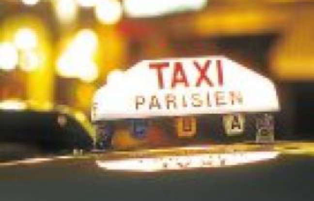 Il y a plus de 17 000 taxis à Paris. Il y a plus de 17 000 taxis à Paris.