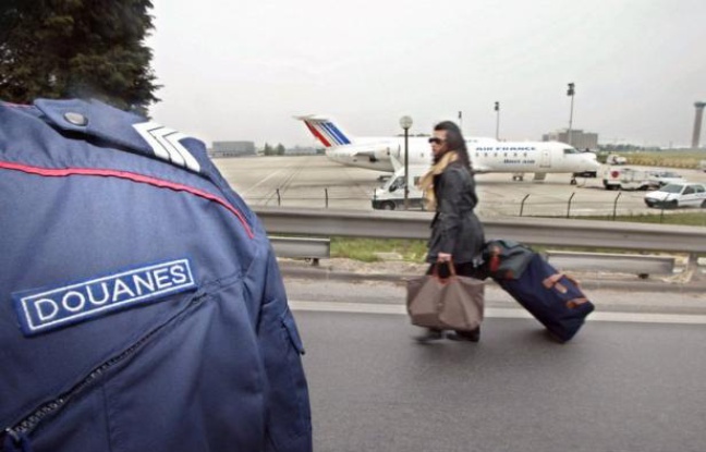 Sept douaniers de l'aéroport de Roissy soupçonnés d'avoir volé de l'argent liquide dans les valises de trafiquants de drogue présumés, ont été mis en examen pour vol en bande organisée, blanchiment et association de malfaiteurs, a annoncé samedi le parquet de Bobigny. A traveller pull her luggage in front of one of the French customs officer blocking an access road to a Roissy Charles-de-Gaulle airport terminal, 11 April 2002. Around 100 of the officers sat across the road leading to one of the airport terminals, in an ongoing campaign to win extra money. Sept douaniers de l'aéroport de Roissy soupçonnés d'avoir volé de l'argent liquide dans les valises de trafiquants de drogue présumés, ont été mis en examen pour vol en bande organisée, blanchiment et association de malfaiteurs, a annoncé samedi le parquet de Bobigny. A traveller pull her luggage in front of one of the French customs officer blocking an access road to a Roissy Charles-de-Gaulle airport terminal, 11 April 2002. Around 100 of the officers sat across the road leading to one of the airport terminals, in an ongoing campaign to win extra money.