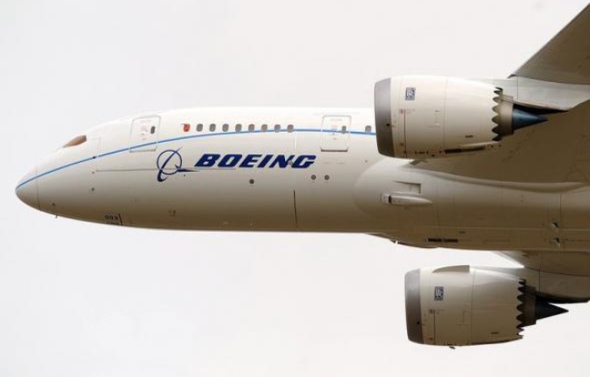 La compagnie aérienne publique saoudienne Saudi Airlines a signé un contrat d'achat de douze nouveaux Boeing 777-300ER et huit 787 Dreamliners, ont annoncé Saudi Airlines et le constructeur américain dimanche. La compagnie aérienne publique saoudienne Saudi Airlines a signé un contrat d'achat de douze nouveaux Boeing 777-300ER et huit 787 Dreamliners, ont annoncé Saudi Airlines et le constructeur américain dimanche.