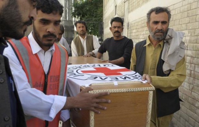 Le meurtre sauvage d'un employé de la Croix-Rouge et la diffusion d'une vidéo d'otage américain suppliant qu'on épargne sa vie ont rappelé ces derniers jours les dangers croissants qui menacent les travailleurs humanitaires au Pakistan et compliquent leur tâche sur le terrain. Le meurtre sauvage d'un employé de la Croix-Rouge et la diffusion d'une vidéo d'otage américain suppliant qu'on épargne sa vie ont rappelé ces derniers jours les dangers croissants qui menacent les travailleurs humanitaires au Pakistan et compliquent leur tâche sur le terrain.