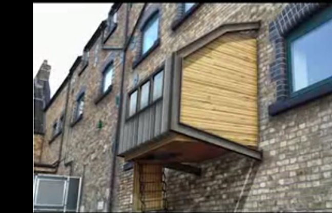 Capture d'écran de la vidéo de l'architecte anglais James Furzer montrant un prototype d'«Abri pour les sans-abri». Capture d'écran de la vidéo de l'architecte anglais James Furzer montrant un prototype d'«Abri pour les sans-abri».
