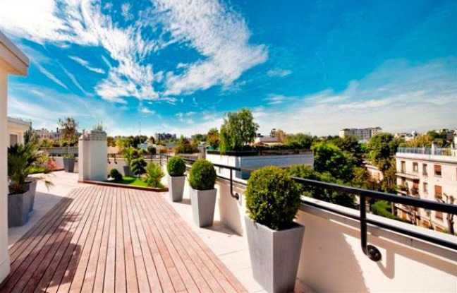 Vue coûteuse depuis une terrasse panoramique en proche banlieue parisienne Vue coûteuse depuis une terrasse panoramique en proche banlieue parisienne
