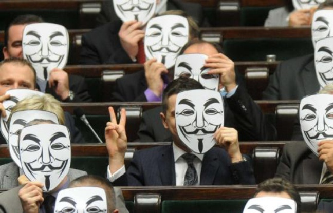 Des députés polonais du Mouvement Palikot (parti de gauche) derrière un masque de Guy Fawkes, le 26 janvier 2012, pour protester contre la signature par l'UE de l'accord ACTA. Des députés polonais du Mouvement Palikot (parti de gauche) derrière un masque de Guy Fawkes, le 26 janvier 2012, pour protester contre la signature par l'UE de l'accord ACTA.
