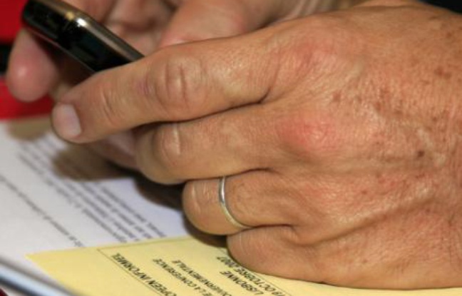France's President Nicolas Sarkozy wears his wedding ring as he uses his mobile phone at the meeting of European Union leaders in Lisbon October 18, 2007. Sarkozy and his wife Cecilia are separating by mutual agreement, the president's office said in a statement on October 18, 2007. The announcement ends weeks of speculation about the state of the Sarkozy marriage and follows media reports that the pair secretly saw a judge on Monday to file for divorce. (PORTUGAL) France's President Nicolas Sarkozy wears his wedding ring as he uses his mobile phone at the meeting of European Union leaders in Lisbon October 18, 2007. Sarkozy and his wife Cecilia are separating by mutual agreement, the president's office said in a statement on October 18, 2007. The announcement ends weeks of speculation about the state of the Sarkozy marriage and follows media reports that the pair secretly saw a judge on Monday to file for divorce. (PORTUGAL)