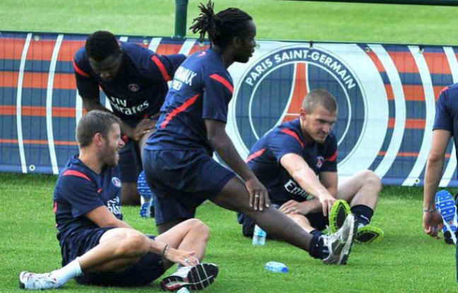 Le joueur du PSG, Peguy Luyindula (au centre) lors d'un entraînement avec son club, le 30 juin 2011 au Camp des Loges.. Le joueur du PSG, Peguy Luyindula (au centre) lors d'un entraînement avec son club, le 30 juin 2011 au Camp des Loges..