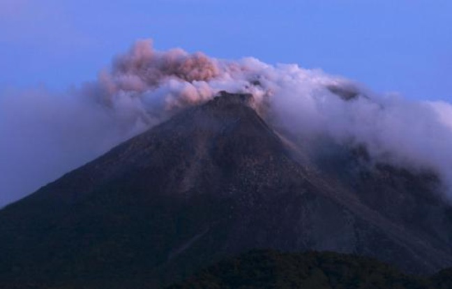 Le volcan Merapi en éruption en Indonésie, mardi 26 octobre 2010. Le volcan Merapi en éruption en Indonésie, mardi 26 octobre 2010.