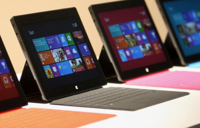 Microsoft a dévoilé deux modèles de tablette Surface, le 18 juin 2012, à Los Angeles. Une «cover» faisant office de clavier peut se clipper dessus. Microsoft a dévoilé deux modèles de tablette Surface, le 18 juin 2012, à Los Angeles. Une «cover» faisant office de clavier peut se clipper dessus.