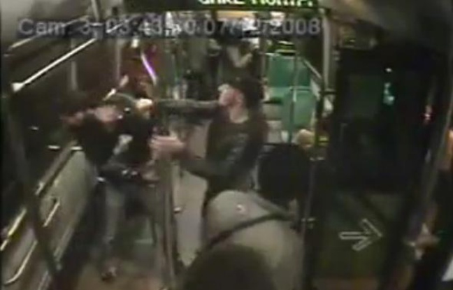 Capture d'écran de la vidéo qui montre une supposée agression dans un bus de nuit de la RATP Capture d'écran de la vidéo qui montre une supposée agression dans un bus de nuit de la RATP