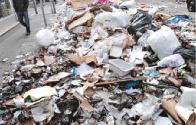 Dix mille tonnes de déchets sont à ramasser. Dix mille tonnes de déchets sont à ramasser.