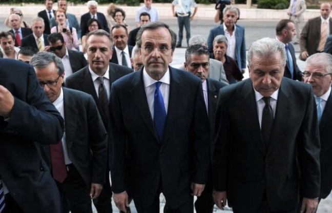 Le Premier ministre conservateur grec Antonis Samaras s'est engagé jeudi à "sortir le pays de la crise" à la tête du nouveau gouvernement d'union nationale, dont la priorité sera de rénégocier avec l'UE et le FMI le plan d'austérité. Le Premier ministre conservateur grec Antonis Samaras s'est engagé jeudi à "sortir le pays de la crise" à la tête du nouveau gouvernement d'union nationale, dont la priorité sera de rénégocier avec l'UE et le FMI le plan d'austérité.