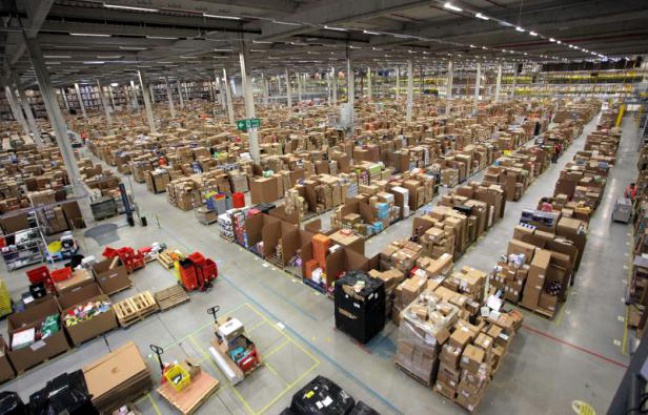 L'entrepôt d'Amazon de Swansea, au Royaume-Uni, est grand comme 10 terrains de foot. L'entrepôt d'Amazon de Swansea, au Royaume-Uni, est grand comme 10 terrains de foot.