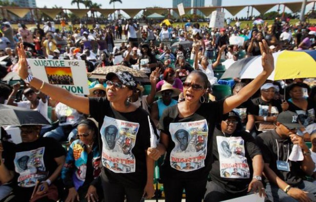 Les parents de Trayvon Martin, le jeune Noir qui a été tué en Floride il y a un peu plus d'un mois, ont demandé lundi au ministère de la Justice d'enquêter sur les décisions prises par un procureur le jour de ce fait divers qui a marqué l'opinion publique américaine. Les parents de Trayvon Martin, le jeune Noir qui a été tué en Floride il y a un peu plus d'un mois, ont demandé lundi au ministère de la Justice d'enquêter sur les décisions prises par un procureur le jour de ce fait divers qui a marqué l'opinion publique américaine.