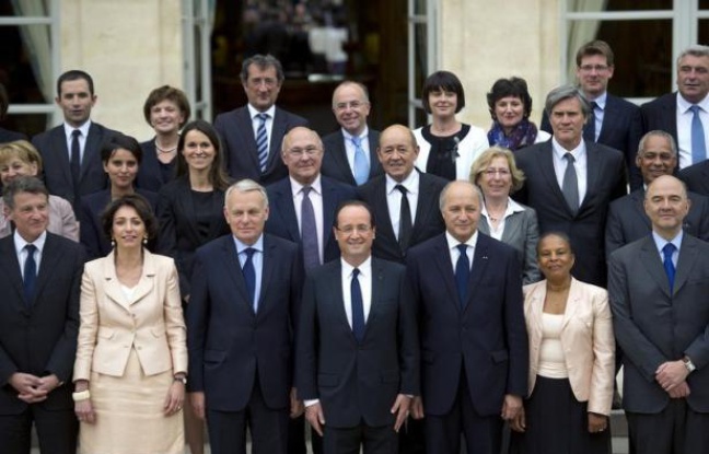 Avant d'entrer dans le vif des sujets économiques et sociaux, l'exécutif, qui peut s'appuyer sur une majorité absolue à l'Assemblée, va procéder jeudi à un mini-remaniement pour compléter l'équipe gouvernementale de quelques maroquins, sans "surprises" attendues. Avant d'entrer dans le vif des sujets économiques et sociaux, l'exécutif, qui peut s'appuyer sur une majorité absolue à l'Assemblée, va procéder jeudi à un mini-remaniement pour compléter l'équipe gouvernementale de quelques maroquins, sans "surprises" attendues.