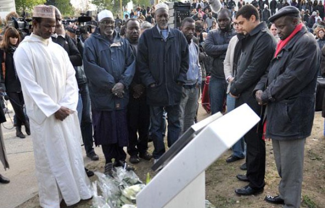 Les proches de Zyed et Bouna devant une plaque commémorative à Clichy-sous-Bois, le 27 octobre 2010. Les proches de Zyed et Bouna devant une plaque commémorative à Clichy-sous-Bois, le 27 octobre 2010.