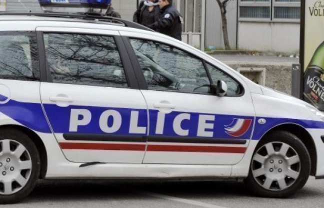 Deux jeunes, sans histoires, ont été tués vendredi soir par un groupe qui a "fondu" sur eux à la Villeneuve, un quartier sensible de la banlieue de Grenoble, munis de couteau et de pioche, à la suite d'"une bagarre d'une grande banalité", a décrit samedi le procureur de la République à Grenoble. Deux jeunes, sans histoires, ont été tués vendredi soir par un groupe qui a "fondu" sur eux à la Villeneuve, un quartier sensible de la banlieue de Grenoble, munis de couteau et de pioche, à la suite d'"une bagarre d'une grande banalité", a décrit samedi le procureur de la République à Grenoble.