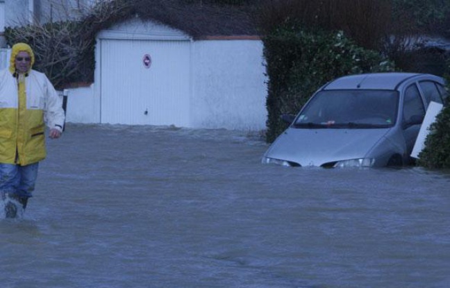 Les digues n'ont pas pu retenir la montée des eaux. Les digues n'ont pas pu retenir la montée des eaux.