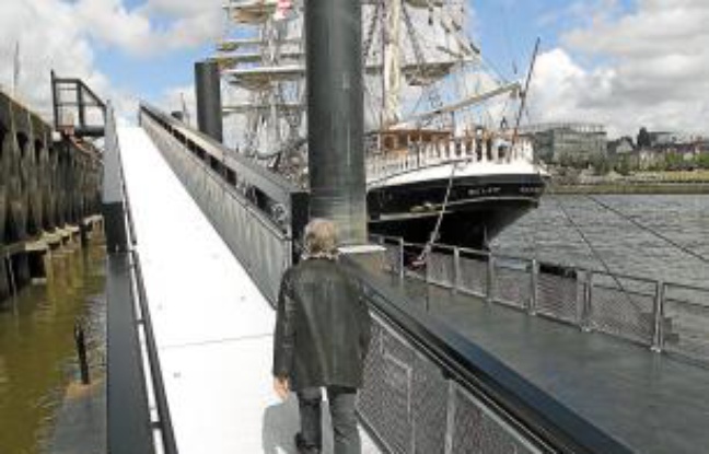 Le ponton est collé au quai de la Fosse. Le ponton est collé au quai de la Fosse.