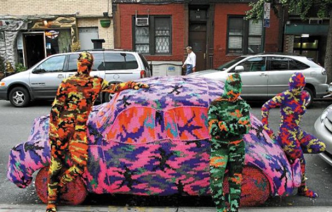 Comme sur ce taxi à Londres en 2011, l'artiste polonaise Olek recouvre le monde de crochet. Comme sur ce taxi à Londres en 2011, l'artiste polonaise Olek recouvre le monde de crochet.