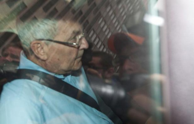 Peter Madoff, jeune frère de l'escroc Bernard Madoff avec lequel il a travaillé pendant trente ans, a plaidé coupable vendredi à New York de fraude financière et accepté une peine de de dix ans d'emprisonnement. Peter Madoff, jeune frère de l'escroc Bernard Madoff avec lequel il a travaillé pendant trente ans, a plaidé coupable vendredi à New York de fraude financière et accepté une peine de de dix ans d'emprisonnement.
