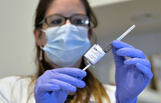 Un médecin tient une seringue du vaccin ChAd3 contre le virus Ebola, à Lausanne, le 4 novembre 2014. Un médecin tient une seringue du vaccin ChAd3 contre le virus Ebola, à Lausanne, le 4 novembre 2014.