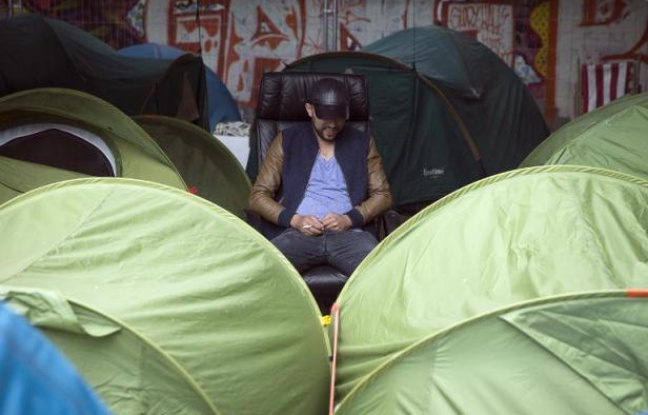 Un migrant installé au milieu d'un campement de tentes, près de la gare d'Austerlitz, à Paris, le 14 juin 2015 (Archives) Un migrant installé au milieu d'un campement de tentes, près de la gare d'Austerlitz, à Paris, le 14 juin 2015 (Archives)