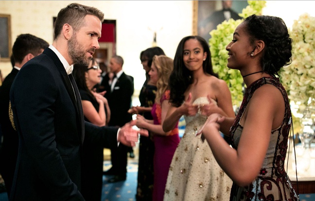Sasha Obama en pleine discussion avec Ryan Reynolds à la Maison Blanche, sous les yeux de Malia, pouces levés. Sasha Obama en pleine discussion avec Ryan Reynolds à la Maison Blanche, sous les yeux de Malia, pouces levés.