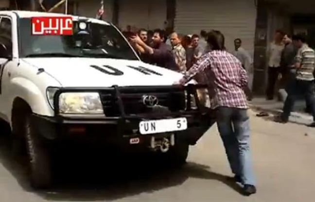 Capture d'écran d'une vidéo montrant un véhicule des observateurs de l'ONU s'enfuir après des coups de feu tirés sur des manifestants. Capture d'écran d'une vidéo montrant un véhicule des observateurs de l'ONU s'enfuir après des coups de feu tirés sur des manifestants.