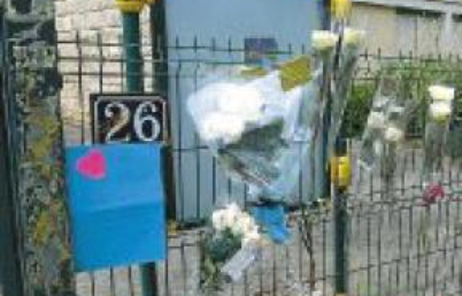 Des fleurs ont été déposées en hommage devant le collège. Des fleurs ont été déposées en hommage devant le collège.