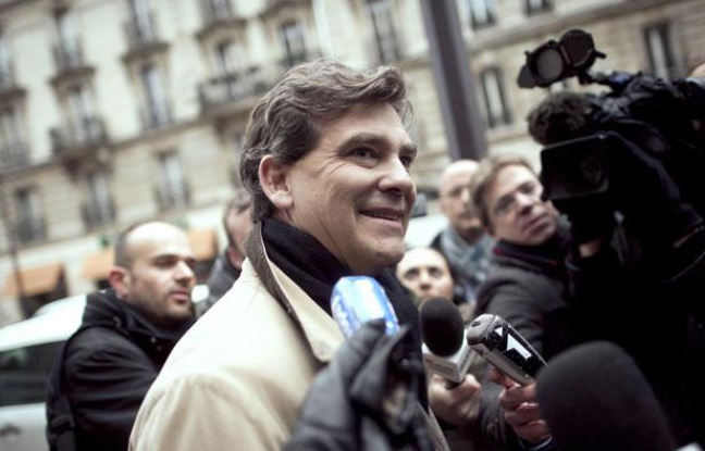 Arnaud Montebourg, le 11 janvier 2011, devant le siège du Parti socialiste. Arnaud Montebourg, le 11 janvier 2011, devant le siège du Parti socialiste.