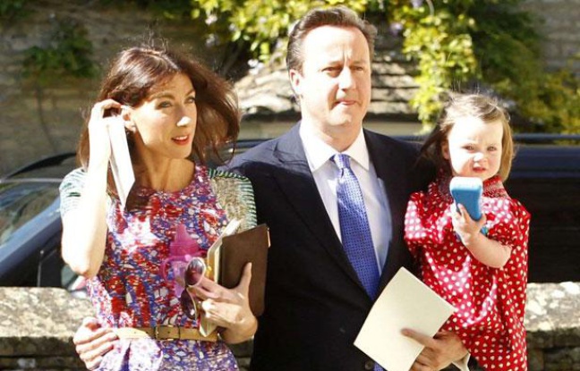 David Cameron accompagné de sa femme Samantha et de sa fille Nancy, dans l'Oxfordshire, le 26 mai 2012. David Cameron accompagné de sa femme Samantha et de sa fille Nancy, dans l'Oxfordshire, le 26 mai 2012.