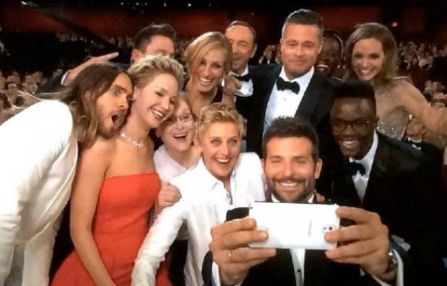 Le selfie VIP des Oscars, avec Bradley Cooper, Brad Pitt, Angelina Jolie et Jennifer Lawrence, notamment, aux côtés de l'animatrice Ellen DeGeneres. Le selfie VIP des Oscars, avec Bradley Cooper, Brad Pitt, Angelina Jolie et Jennifer Lawrence, notamment, aux côtés de l'animatrice Ellen DeGeneres.