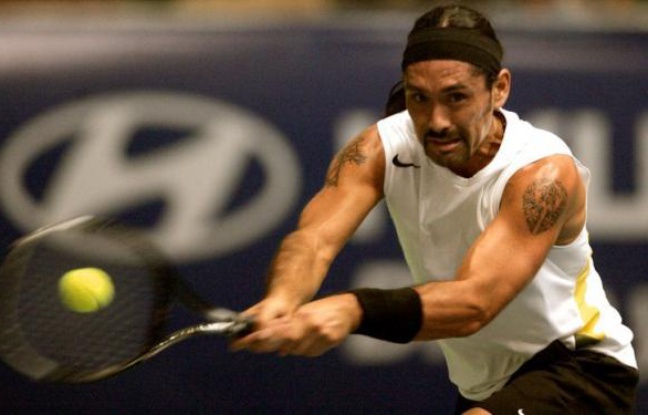Le Chilien Marcelo Rios et l'Argentin Guillermo Coria, anciennes gloires du circuit ATP, vont disputer en mars 2013 un match-exhibition dans une mine de cuivre chilienne, à 1500 m de profondeur, ont annoncé samedi les organisateurs. Le Chilien Marcelo Rios et l'Argentin Guillermo Coria, anciennes gloires du circuit ATP, vont disputer en mars 2013 un match-exhibition dans une mine de cuivre chilienne, à 1500 m de profondeur, ont annoncé samedi les organisateurs.