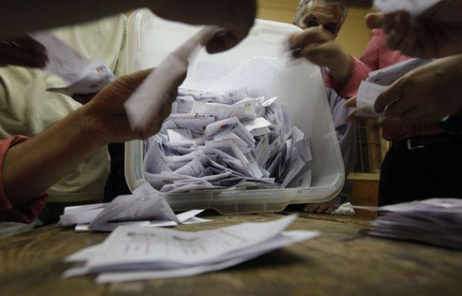 Le compte des bulletins de vote pour l'élection présidentielle égyptienne, dans un brureau de vote du Caire, le 17 juin 2012. Le compte des bulletins de vote pour l'élection présidentielle égyptienne, dans un brureau de vote du Caire, le 17 juin 2012.