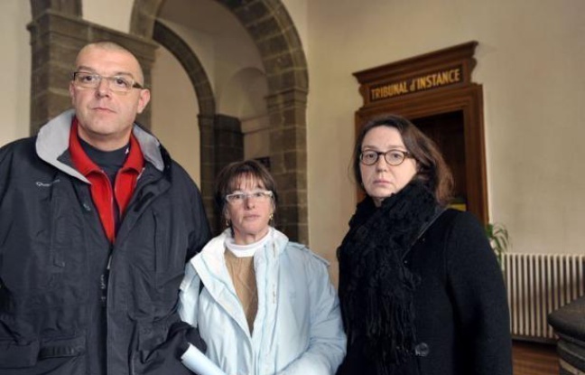 Le ministre de l'Intérieur Manuel Valls a estimé lundi sur RTL que le retour dans sa famille de Geneviève, cette lycéenne de 16 ans originaire du Puy-en-Velay qui a fugué depuis le 4 décembre, "doit se régler dans l'apaisement". Le ministre de l'Intérieur Manuel Valls a estimé lundi sur RTL que le retour dans sa famille de Geneviève, cette lycéenne de 16 ans originaire du Puy-en-Velay qui a fugué depuis le 4 décembre, "doit se régler dans l'apaisement".