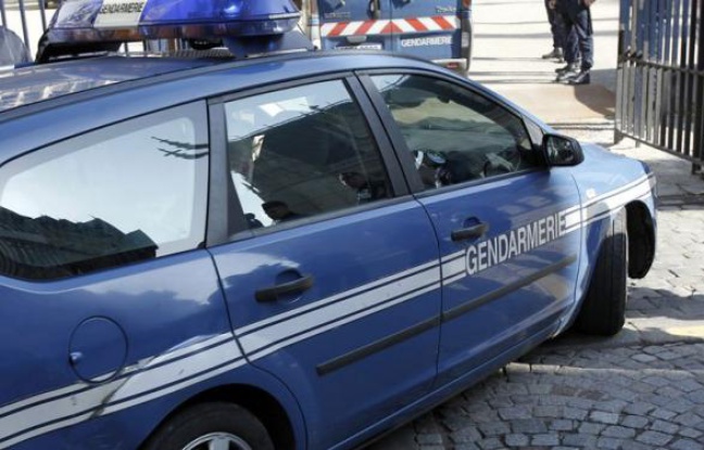 Le maire de Baliros (Pyrénées-Atlantiques), Jacques Robert, 74 ans, a été mis en examen jeudi matin pour détention d'images à caractère pédopornographique et pour corruption de mineurs de moins de 15 ans, parmi lesquels ses propres enfants de 7 et 10 ans, a indiqué le parquet de Pau. Le maire de Baliros (Pyrénées-Atlantiques), Jacques Robert, 74 ans, a été mis en examen jeudi matin pour détention d'images à caractère pédopornographique et pour corruption de mineurs de moins de 15 ans, parmi lesquels ses propres enfants de 7 et 10 ans, a indiqué le parquet de Pau.