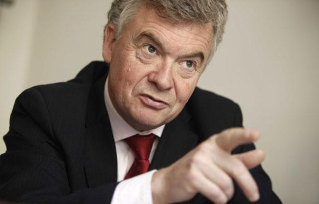 Jean-Paul Garraud, deputé UMP de Gironde, dans son bureau à l'Assemblée nationale, à Paris, le 4 mai 2010. Jean-Paul Garraud, deputé UMP de Gironde, dans son bureau à l'Assemblée nationale, à Paris, le 4 mai 2010.