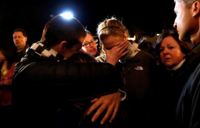 Veillée religieuse dans une église de Newtown, après la tuerie dans laquelle 26 personnes ont trouvé la mort, le 14 décembre 2012. Veillée religieuse dans une église de Newtown, après la tuerie dans laquelle 26 personnes ont trouvé la mort, le 14 décembre 2012.