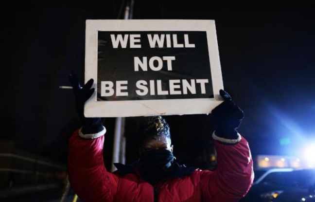 Manifestation en mémoire à Michael Brown, un jeune Noir tué par un policier blanc, le 21 novembre 2014 à Ferguson, dans le Missouri Manifestation en mémoire à Michael Brown, un jeune Noir tué par un policier blanc, le 21 novembre 2014 à Ferguson, dans le Missouri