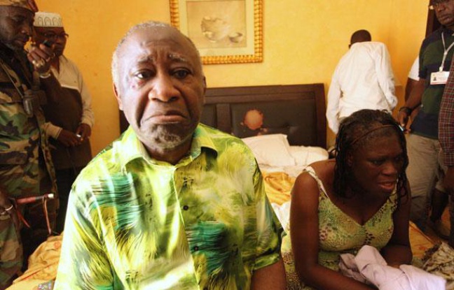 Le président ivoirien sortant Laurent Gbagbo et son épouse Simone à l'hôtel du Golf à Abidjan, après leur arrestation, le 11 avril 2011. Le président ivoirien sortant Laurent Gbagbo et son épouse Simone à l'hôtel du Golf à Abidjan, après leur arrestation, le 11 avril 2011.