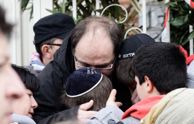 Les parents d'élèves du collège juif Ozar Hatorah consolent leurs enfants. Une fusillade a eu lieu tuant quatre personnes dont trois enfants dans ce collége de Toulouse. Lundi 19 mars 2012. Les parents d'élèves du collège juif Ozar Hatorah consolent leurs enfants. Une fusillade a eu lieu tuant quatre personnes dont trois enfants dans ce collége de Toulouse. Lundi 19 mars 2012.