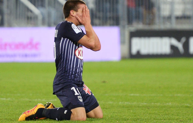 Mauro Arambarri, le jeune milieu uruguayen des Girondins après avoir manqué une occasion face au Gazelec Ajaccio, le 5 mars 2016 à Bordeaux. Mauro Arambarri, le jeune milieu uruguayen des Girondins après avoir manqué une occasion face au Gazelec Ajaccio, le 5 mars 2016 à Bordeaux.