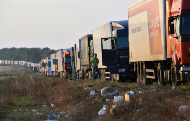 Un homme attend près de son camion avant de traverser la frontière ukrainienne, à Kalanchak, le 20 septembre 2015, lors d'un blocus des routes décrété par des militants pro-Kiev en Crimée Un homme attend près de son camion avant de traverser la frontière ukrainienne, à Kalanchak, le 20 septembre 2015, lors d'un blocus des routes décrété par des militants pro-Kiev en Crimée