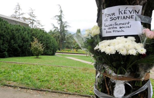 Hommage aux deux victimes d'une rixe mortelle survenue le 28 septembre à Echirolles, près de Grenoble (Isère). Hommage aux deux victimes d'une rixe mortelle survenue le 28 septembre à Echirolles, près de Grenoble (Isère).
