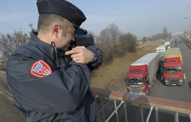 Un policier contrôle la vitesse des véhicules à Strasbourg en 2011. Un policier contrôle la vitesse des véhicules à Strasbourg en 2011.