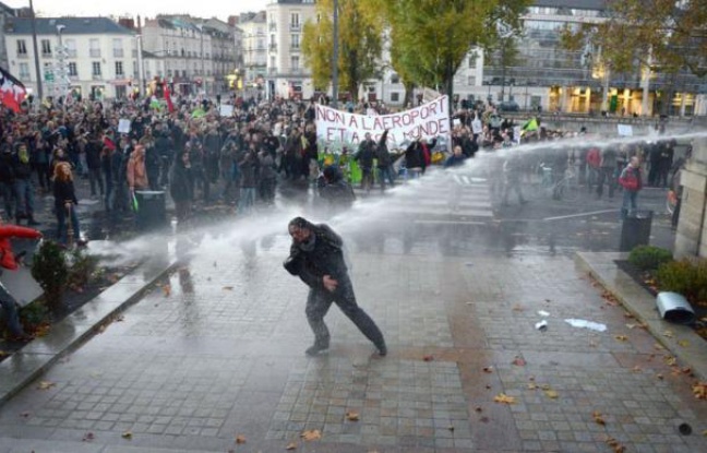 Le gouvernement va mettre en place "dans un souci d'apaisement" une "commission du dialogue", après les vifs affrontements qui ont fait au moins sept blessés samedi à Notre-Dame-des-Landes et à Nantes, entre forces de l'ordre et manifestants anti-aéroport. Le gouvernement va mettre en place "dans un souci d'apaisement" une "commission du dialogue", après les vifs affrontements qui ont fait au moins sept blessés samedi à Notre-Dame-des-Landes et à Nantes, entre forces de l'ordre et manifestants anti-aéroport.