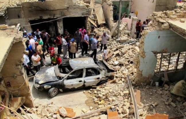 Vingt personnes ont été tuées et plus de 100 blessées jeudi dans des attentats en Irak, dernier épisode de la violence qui s'est intensifiée en juin dans ce pays en proie à une grave crise politique. Vingt personnes ont été tuées et plus de 100 blessées jeudi dans des attentats en Irak, dernier épisode de la violence qui s'est intensifiée en juin dans ce pays en proie à une grave crise politique.